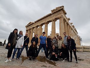 Die Recherche beginnt an der Wiege der Demokratie: Die Studierenden besuchten auch die Akropolis. (Foto: Sarah Müller) 